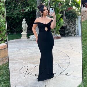 CLUB L LONDON ARELLA BLACK ONE SHOULDER TWIST FRONT MAXI DRESS